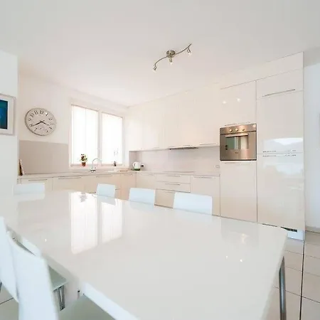 Modern 3 Bedroom On Maggiore شقة *