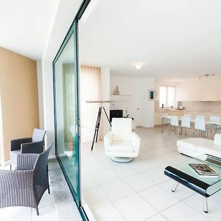 شقة Modern 3 Bedroom On Maggiore